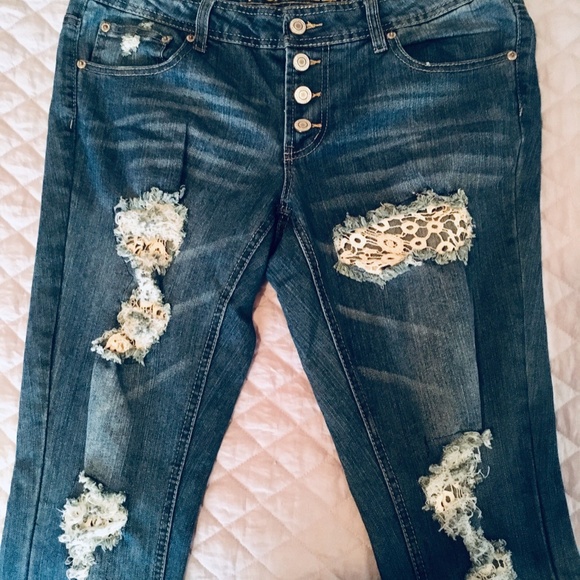 Rue21 Distressed Lace Trim Curvy Crops Jeans - Picture 2 of 3